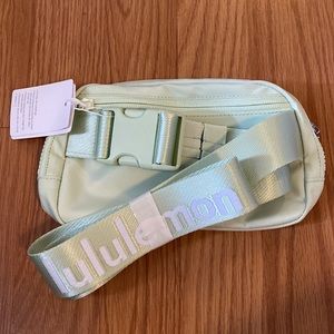❤️ Lululemon Everywhere Belt Bag Wordmark Kohlrabi Green/White NWT